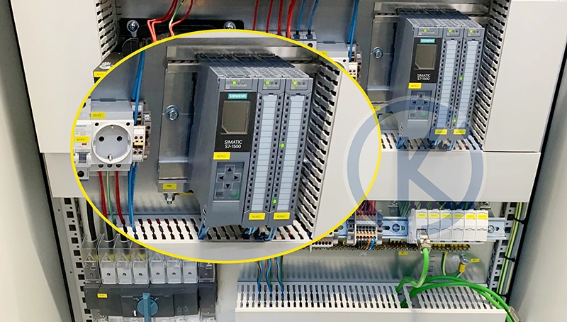 PLC được lắp đặt trong tủ điện